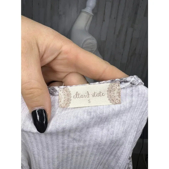 NWT Altar'd State‎ Women's Size Small Snake Skin Print Cropped V-Neck Blouse - Picture 6 of 6